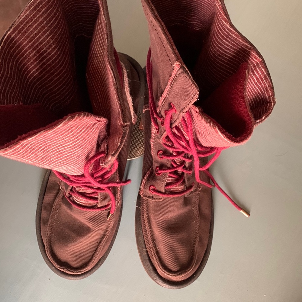Women’s brown & maroon Sanuk lace up boot size 8